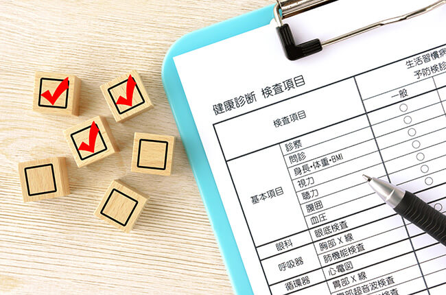 健康診断の記入用紙とボールペン