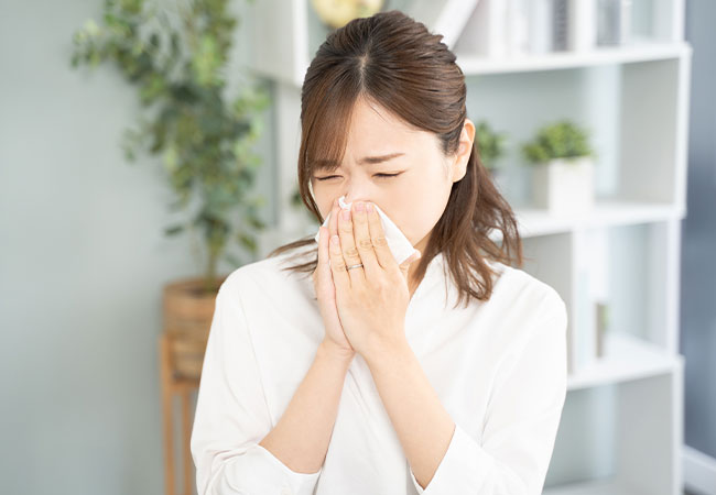 鼻をかむ女性