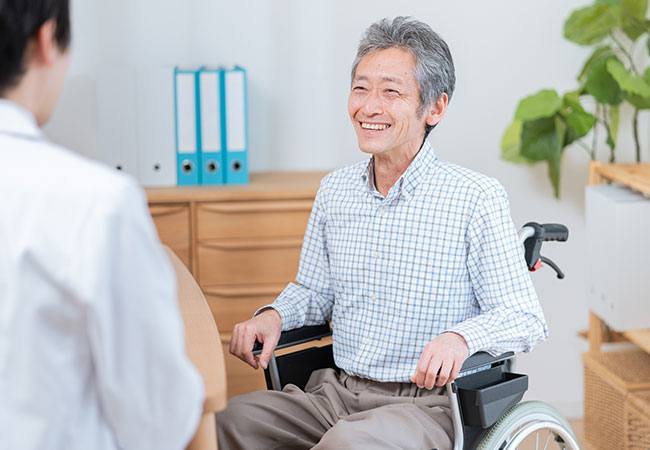 訪問診療を受ける男性